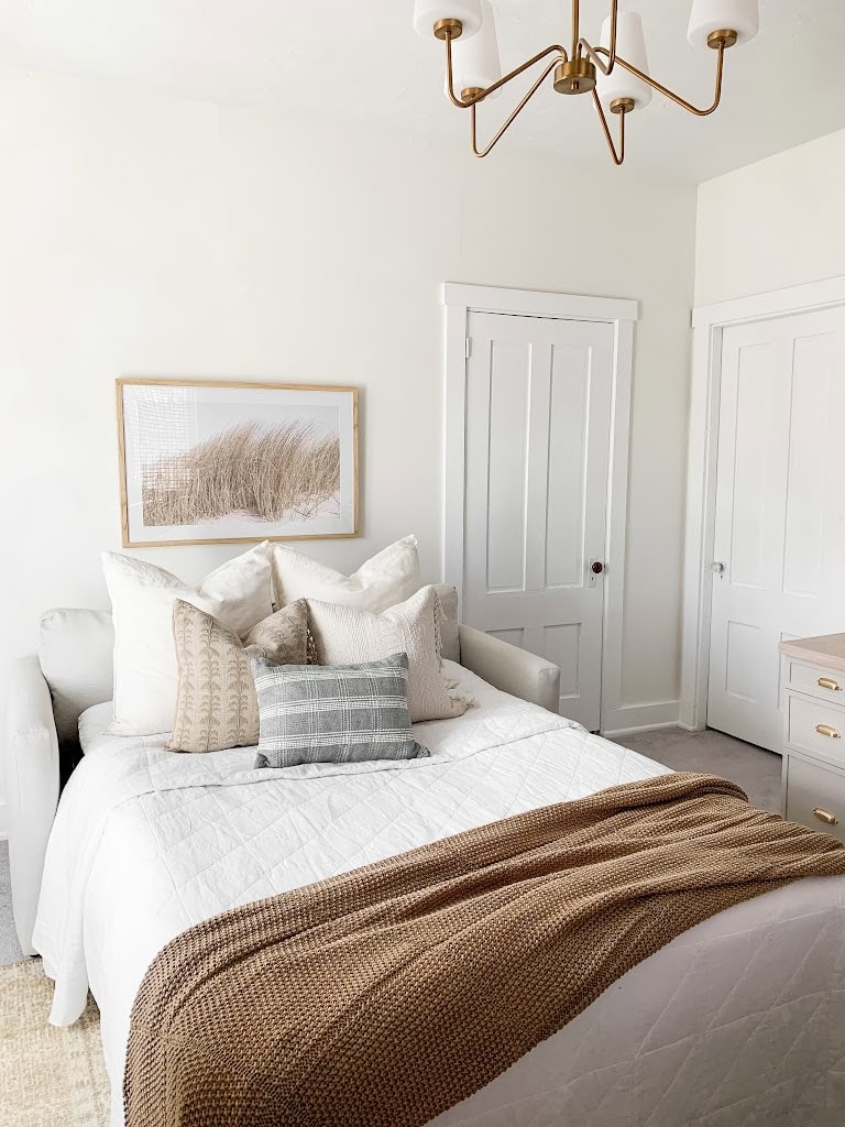 Guest bedroom painted Benjamin Moore White Dove
