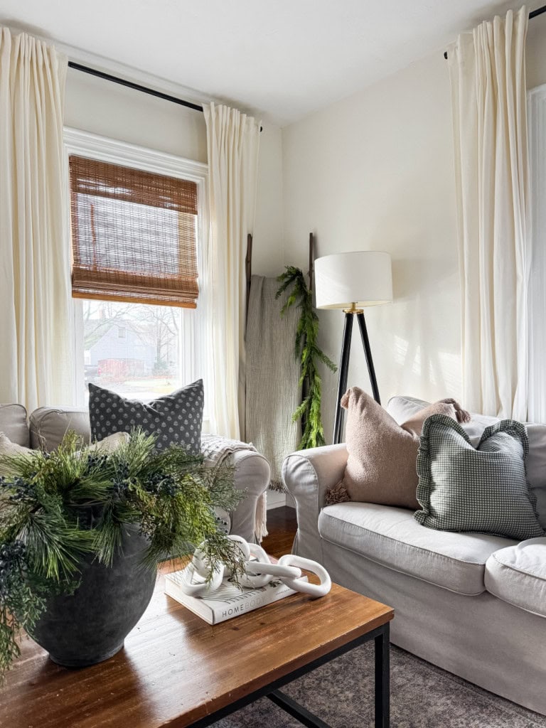 Winter Living Room How to keep garland