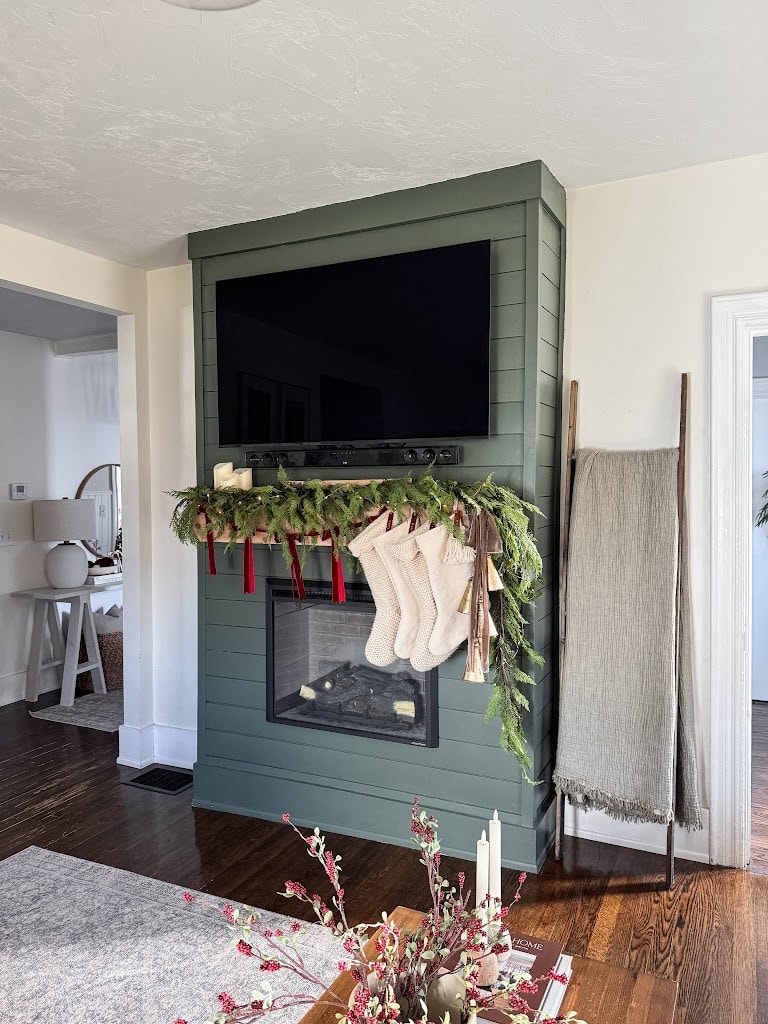 Red Christmas Mantel